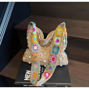 Vue détaillée du sac cabas en tricot avec fleurs au crochet colorées et détails perles