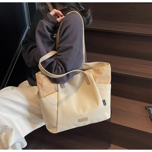 Detailoverzicht van de grote canvas shopper met diverse zakken en lederen logo