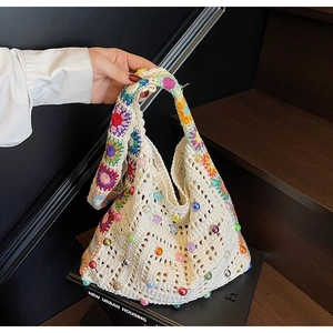 Détail de ce sac fourre-tout au crochet fait main avec perles et bandoulière fleurie