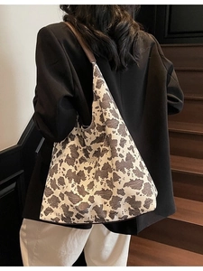 Bolso tote grande de lona con estampado de vaca y correas de cuero para mujeres