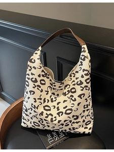 Bolso tote grande de lona con estampado de vaca y asas de cuero marrón para mujer