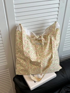 Sac fourre-tout floral en toile avec bordure en dentelle et bretelles à nœuds pour femme