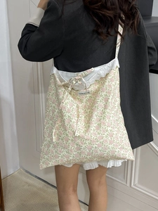 Grand sac fourre-tout en toile à fleurs avec dentelle porté par un mannequin