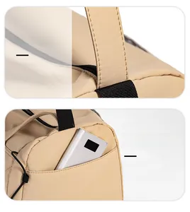 Détails du sac de voyage beige montrant les coutures renforcées et la poche latérale