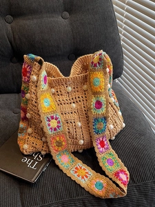 Sac cabas bohème au crochet avec fleurs colorées et ornements de perles blanches