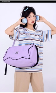 Sac de voyage violet grande capacité avec bandoulière réglable et logo frontal brodé