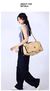 Détail du sac de voyage beige avec cordon noir et logo sur tissu en nylon durable