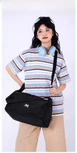 Détail du sac de sport en nylon noir avec logo M et bandoulière réglable pour le voyage