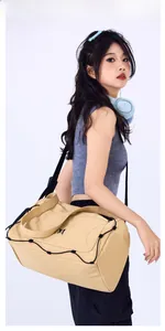 Détail du sac de voyage kaki avec cordon élastique noir et logo M imprimé