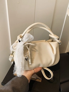 Bolso saco plisado en cuero sintético blanco roto con lazo de encaje y perlas