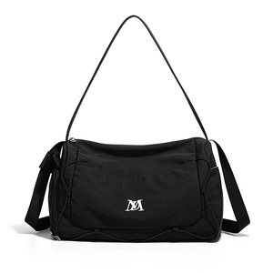 Détail du sac de voyage en nylon noir avec logo et cordons de serrage réglables