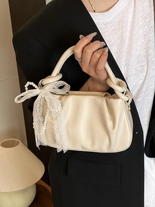 Elegante bolso de hombro plisado crema con asa retorcida y lazo de perlas y encaje