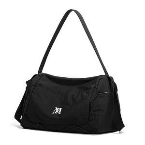 Détail du sac de sport en nylon noir avec cordons de serrage et logo blanc imprimé