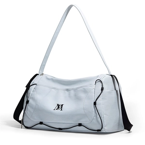 Détail du sac de voyage bleu clair avec logo MV noir et cordons de serrage robustes