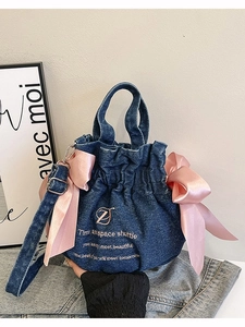 Sac seau en jean avec cordons, nœuds en satin rose et bandoulière réglable