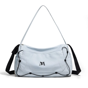 Détail du sac de voyage bleu clair avec cordons noirs et bandoulière réglable