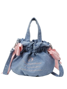 Sac seau en jean bleu clair avec nœud en satin rose et fermeture à cordon sur fond blanc