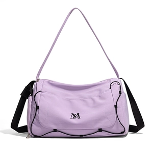Détail du sac de sport lavande avec logo MV noir et bandoulière réglable chic