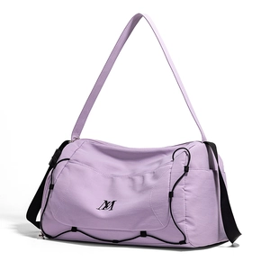 Détail du sac de sport violet avec logo M, cordons réglables et bandoulière large