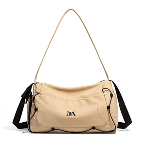 Détail du sac de voyage beige en nylon imperméable avec cordons de serrage réglables