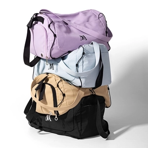 Sacs de voyage en nylon violet, bleu, kaki et noir avec logo NM en vue verticale