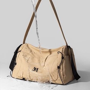 Détail du tissu imperméable haute densité et des éclaboussures d'eau sur le sac