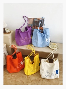Collection de sacs fourre-tout en toile colorés avec imprimé de lettres en cinq teintes