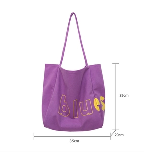 Détails du grand sac fourre-tout en toile violette avec texte blues et dimensions 39x35x20cm