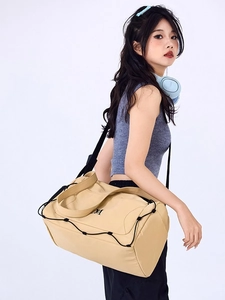 Grand sac de voyage beige avec logo VM, sangles noires et compartiment humide