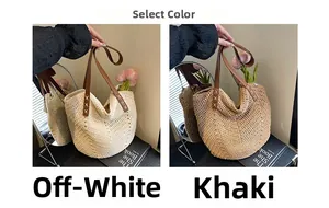 Detailansicht der Stroh-Tragetaschen in Beige und Khaki mit braunen Lederriemen