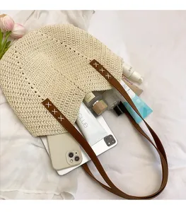 Detail der beige handgewebten Tasche mit braunen Kunstlederriemen und viel Platz