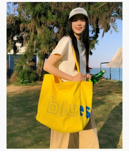 Grand sac cabas en toile jaune avec inscription artistique bleue blues pour l'été