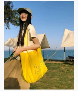 Grand sac fourre-tout en toile jaune vif avec imprimé lettres élégant en extérieur