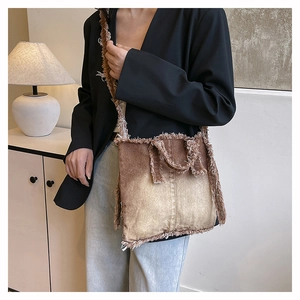 Détail de sac cabas en denim dégradé avec des bords effilochés et franges vintage