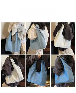 Collage di borse tote in denim azzurro e beige mostrate su modella in ambiente interno
