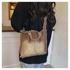 Gros plan sur un sac cabas en denim marron dégradé avec bords effilochés et détails vintage