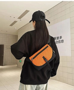 Borsa a tracolla con motivo a quadri arancioni e spallacci regolabili in nylon