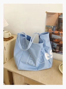 Détail du sac cabas en toile bleu clair avec imprimé blues blanc et anses solides