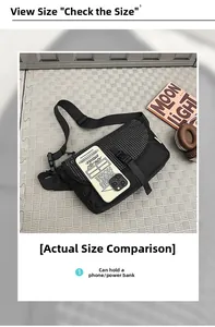 Dettaglio della borsa a tracolla in nylon nero con confronto dimensioni dello smartphone