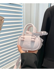 Roze mat lederen mini bowlingtas met dubbele handvatten en verstelbare schouderriem voor