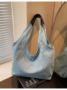 Grande borsa hobo in denim lavato azzurro con manico in pelle nera stile quotidiano