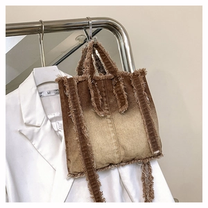 Vue détaillée du sac cabas en denim marron dégradé avec des textures à bords effilochés