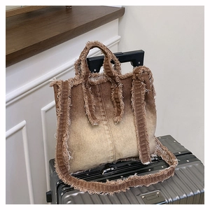 Détails des bords effilochés sur ce sac cabas en denim délavé de style vintage
