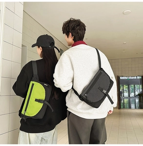 Dettaglio della borsa a tracolla trendy con tessuto in nylon e fibbia di chiusura sicura
