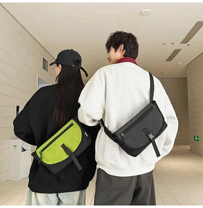 Dettagli di borse messenger urban techwear in tessuto ripstop verde neon e grigio
