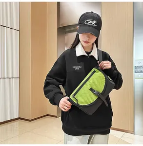 Dettaglio della borsa a tracolla a quadretti verde neon con fibbia e tasca con zip