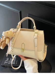 Elegante cremeweiße Patchwork-Handtasche mit Bärenanhänger und gepunktetem Schal