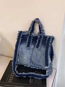 Sac fourre-tout en denim dégradé bleu avec bords effilochés sur fond de livre d'art