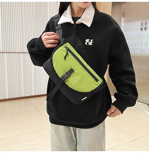 Dettaglio della borsa a tracolla con rete verde brillante e tracolla regolabile trendy