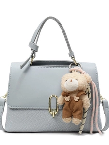 Elegante hellblaue Umhängetasche mit Krokostruktur und Teddybär-Anhänger